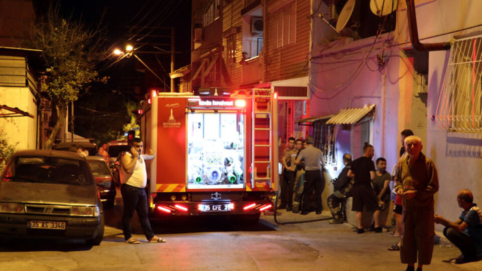 Yangından bıçaklanmış cansız beden çıktı