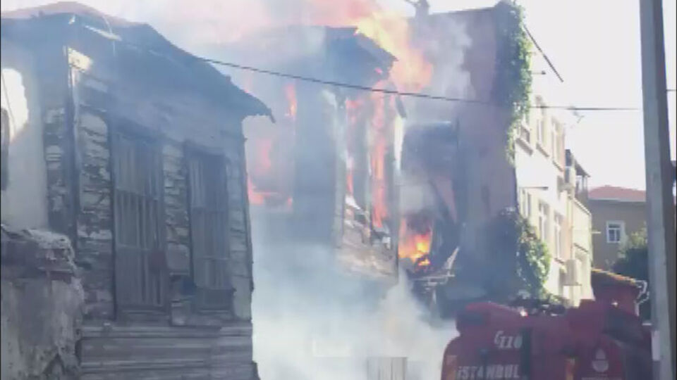 Fatih'teki yangında büyük tehlike!