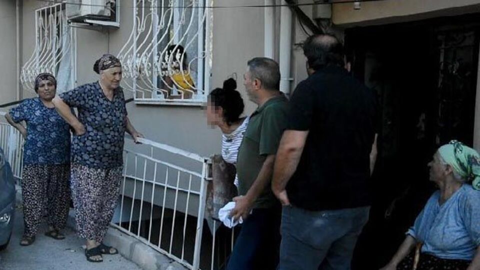 Dehşet anları! Ablasını dövdü, kardeşlerini bıçakla rehin aldı...