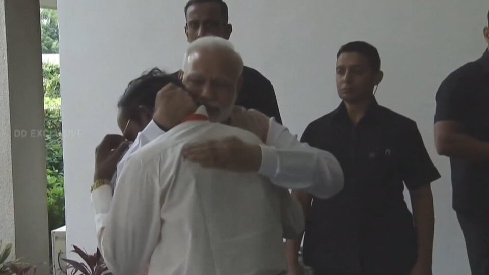 Chandrayaan-2: Hindistan'ın Ay'a gönderdiği uzay aracıyla inişe 2,1 kilometre kala irtibat kaybedildi