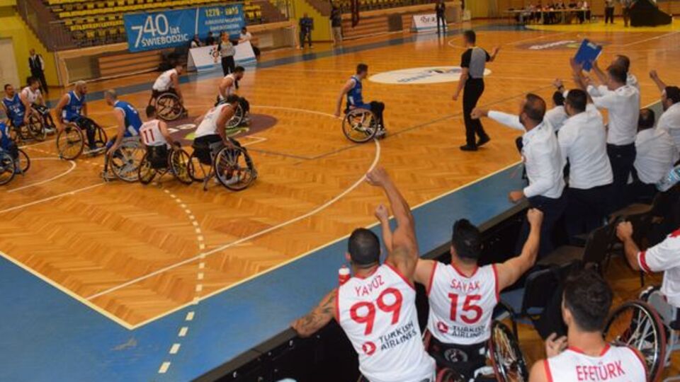 Bakan Kasapoğlu'ndan tebrik telefonu