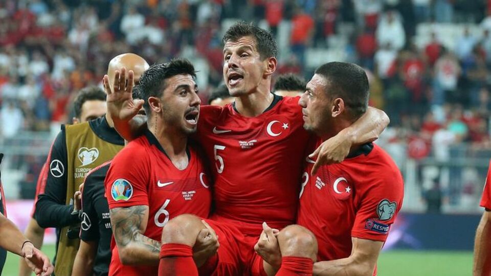 Emre Belözoğlu omuzlarda