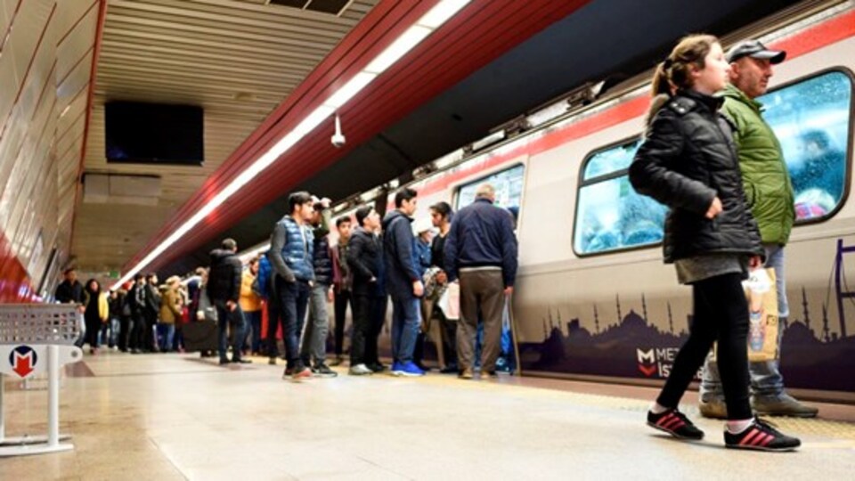 İstanbul'da hangi metro ve otobüs hatları 24 saat açık?