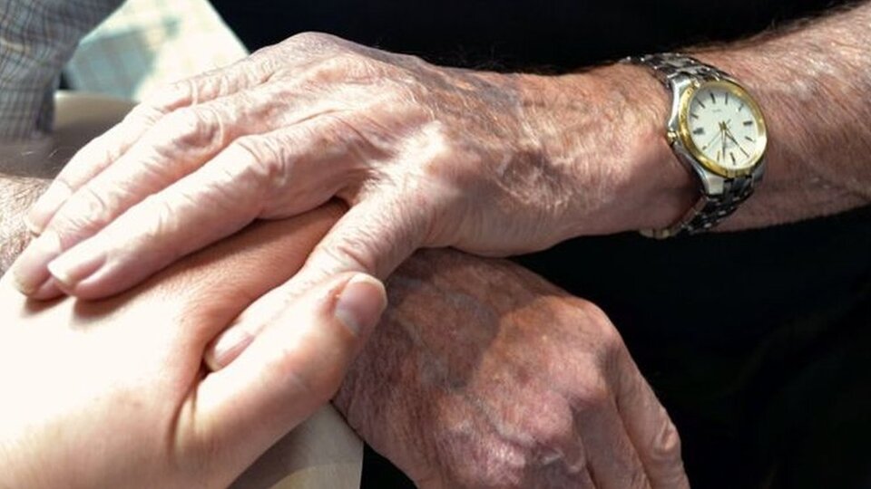 Hollanda'da "yaşamaktan bıkan yaşlılara ötanazi" tartışması