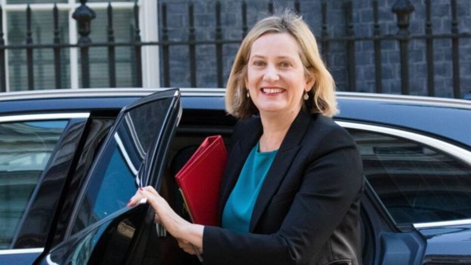 İngiltere'de Çalışma ve Emeklilik Bakanı Amber Rudd da istifa etti