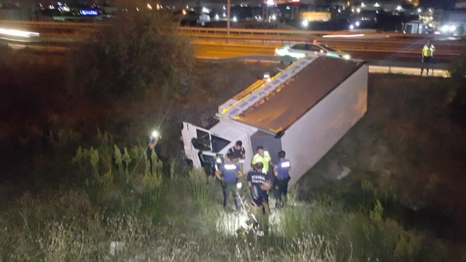 Esenyurt'ta bariyeri aşan kamyon dereye uçtu