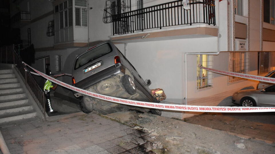 Apartmana çarpan araç yan yattı!