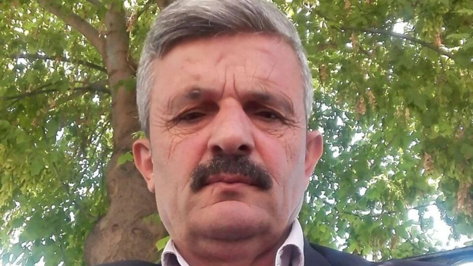 Köy muhtarı traktörün altında kalarak can verdi