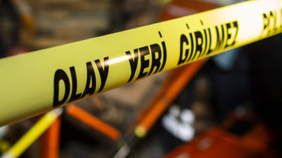 Eşine kızan adam kendini bıçakladı