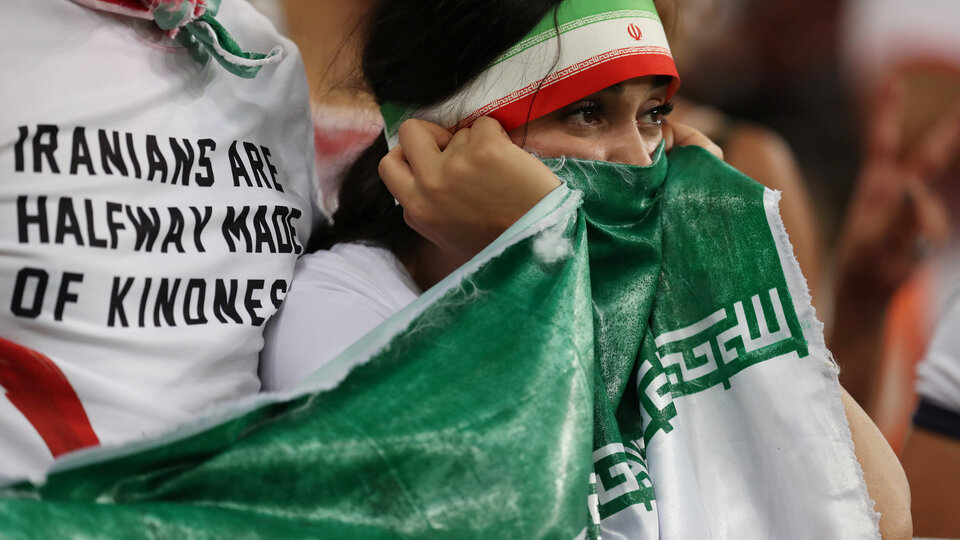 İran'da stadyuma girdiği için ceza alan kadın taraftar kendini ateşe verdi