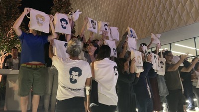 VIP açılışta protesto