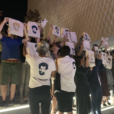 VIP açılışta protesto