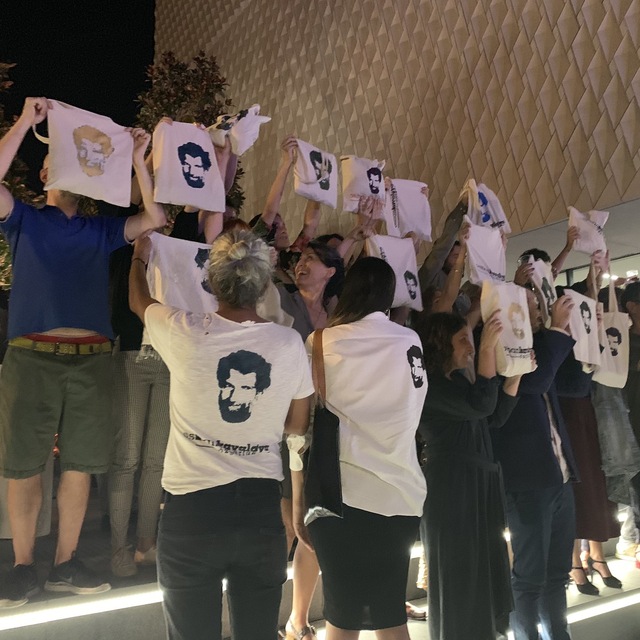 VIP açılışta protesto