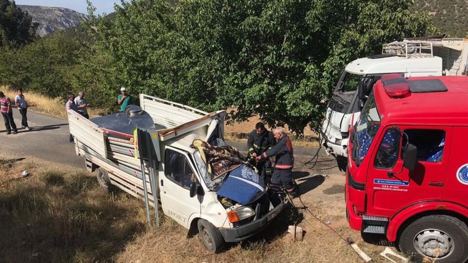 Bursa'da kamyon ile kamyonet çarpıştı!