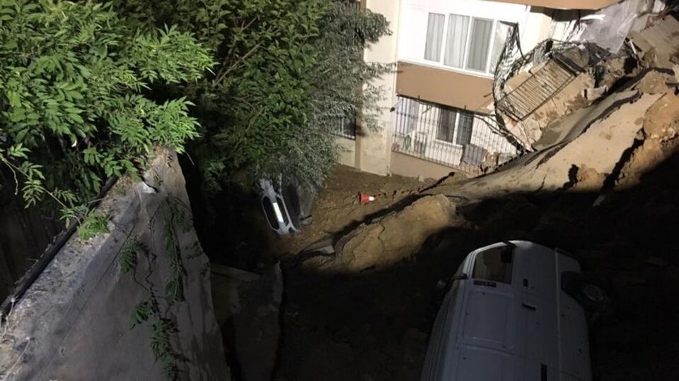 İstinat duvarı yıkılan apartmana boşaltıldı