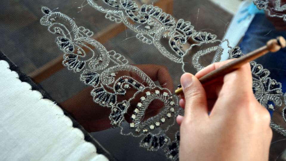 Evde abiye süsleme işi yaparak para kazanmak