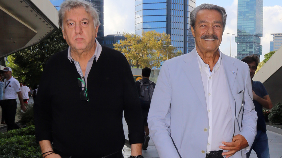 Kadir İnanır şıklığıyla dikkat çekti