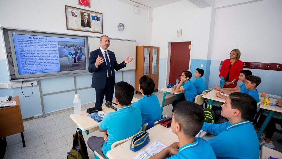 Bakan Gül'den öğrencilere "Hukuk ve Adalet" dersi