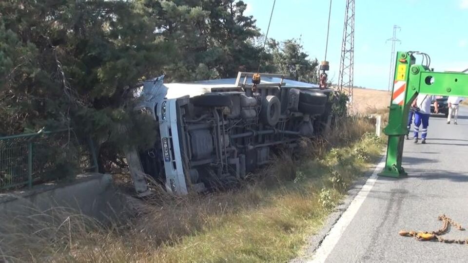 Şiddetli rüzgar TIR'ı devirdi!