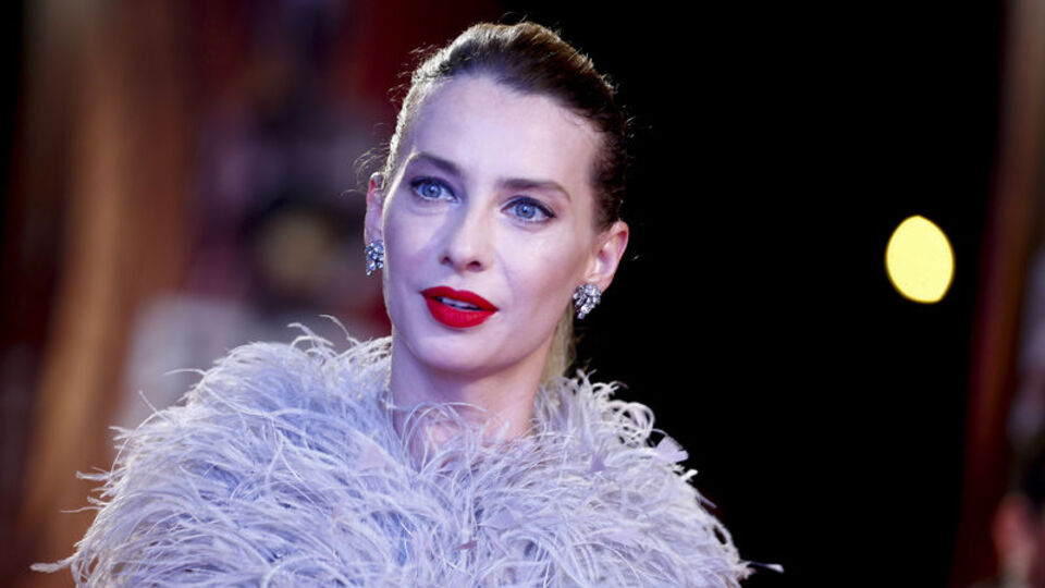 Ünlü oyuncu Tuba Ünsal hakkında uzaklaştırma kararı