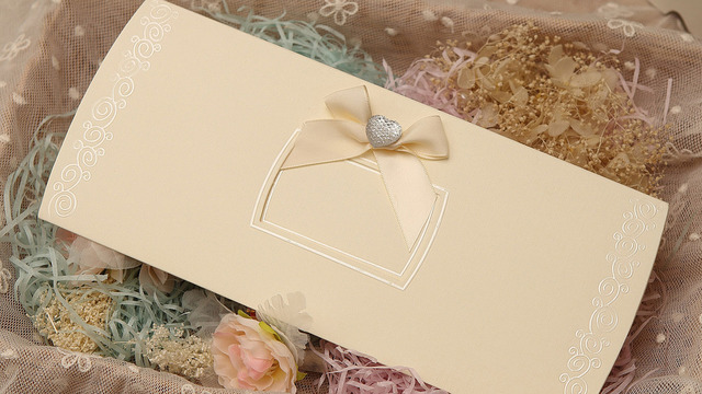 Evde davetiye katlayarak para kazanma