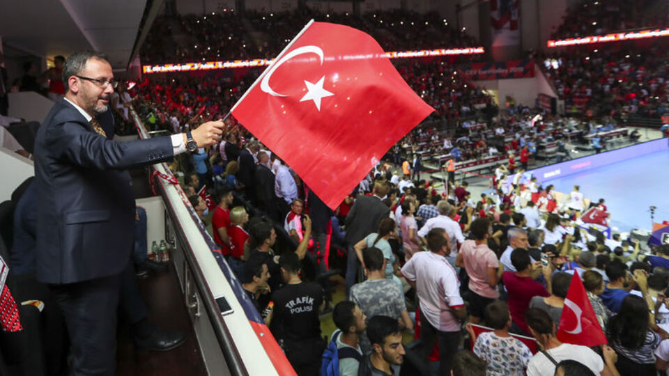 Bakan Kasapoğlu'ndan millilere tebrik