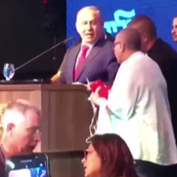 Siren sesleri yükseldi! Konuşmasını yarıda kesti