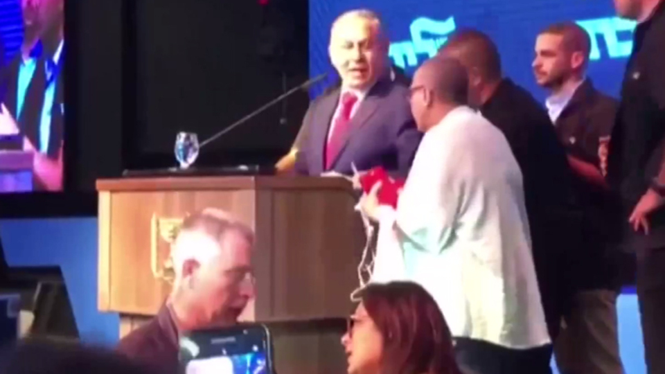 Siren sesleri yükseldi! Konuşmasını yarıda kesti