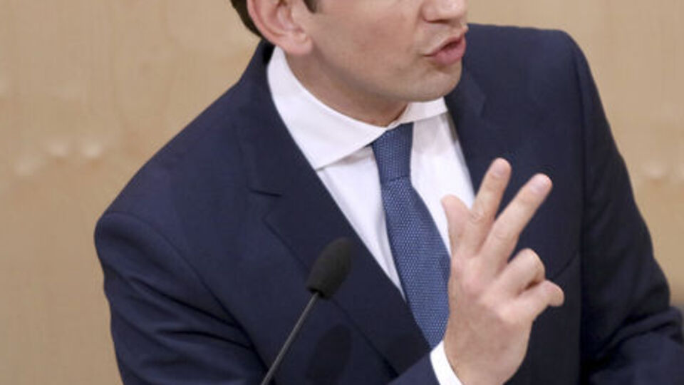 Avusturya'nın eski başbakanından başörtüsü yasağı sözü