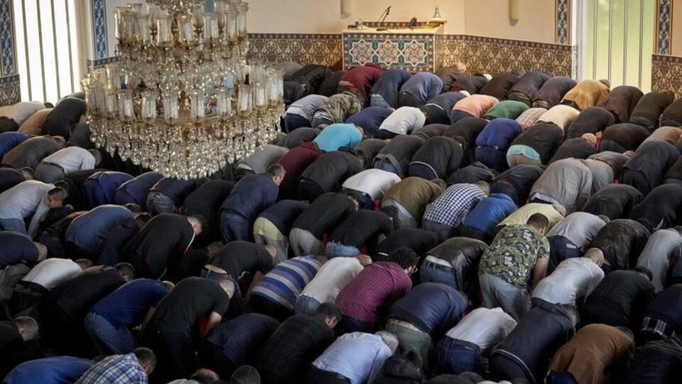 Amsterdam, kadın ve eşcinselleri aşağılayan vaazların verildiği camileri kapatacak