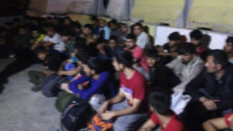 Balıkesir'de 76 kaçak göçmen yakalandı