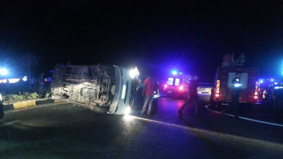 Yolcu minibüsü otomobille çarpıştı: 14 yaralı