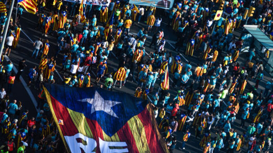 Yüzbinlerce Katalan Barselona sokaklarına çıktı!