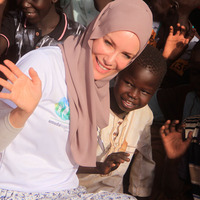 Ablasının izinden gidiyor