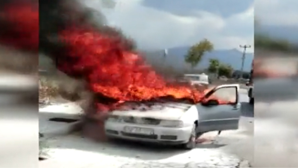 Seyir halindeki otomobil alev alev yandı