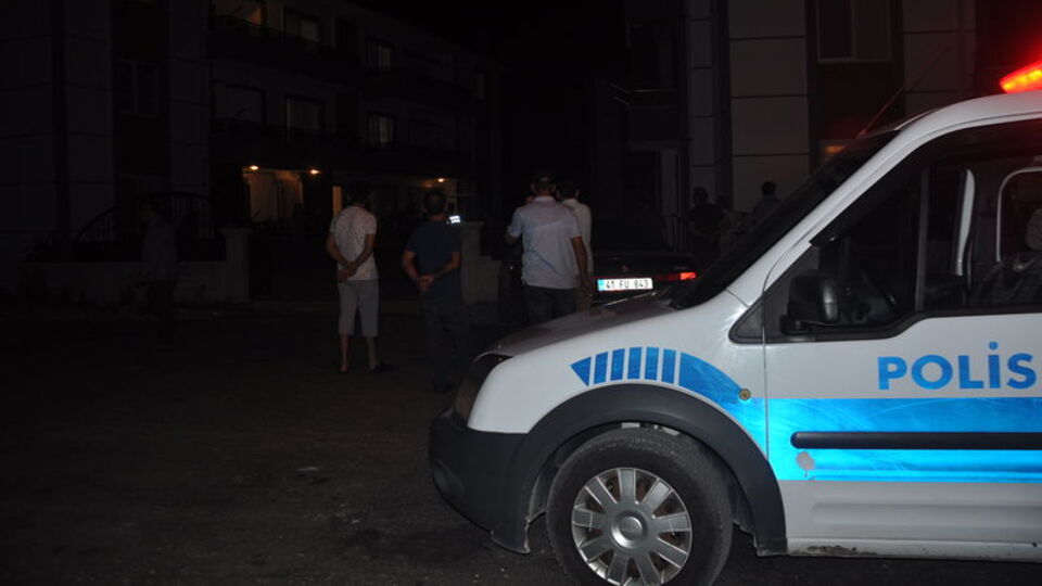 Apartmanda gürültü yapan genci vurdu