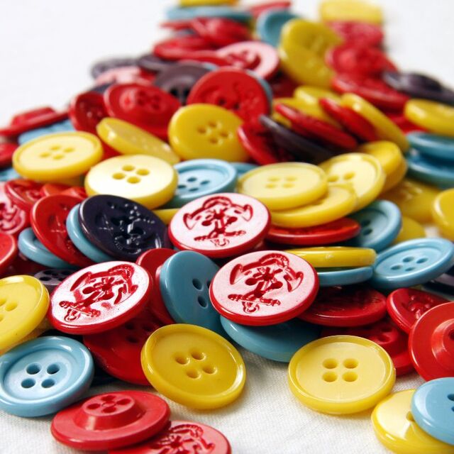 Evde düğme paketleyerek para kazanma