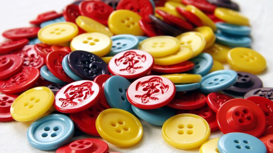 Evde düğme paketleyerek para kazanma