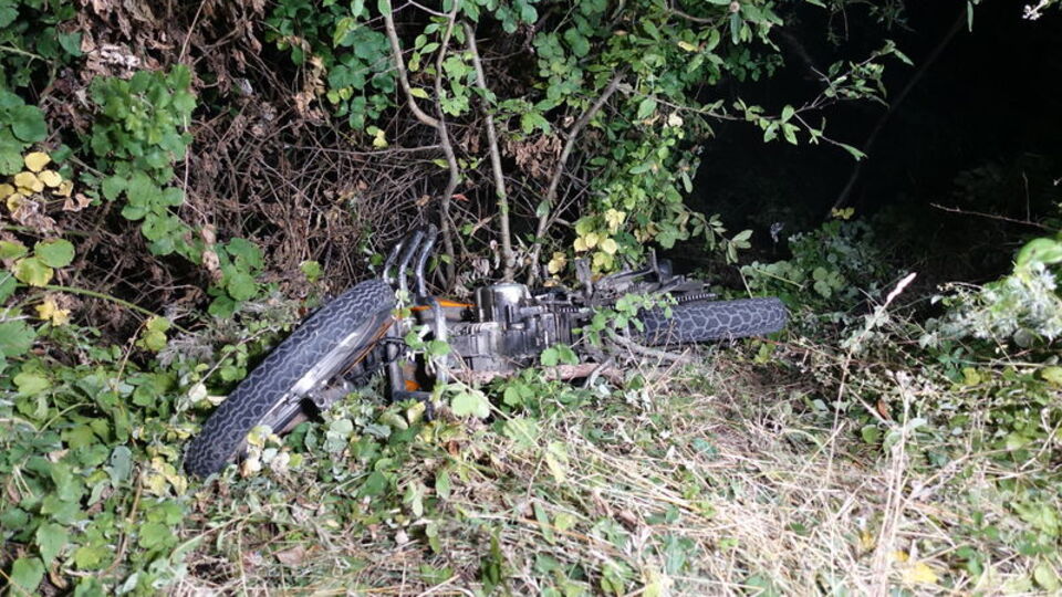 Uçuruma düşen motosikletin sürücüsü öldü