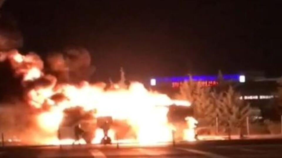 İzmir'de yolcu otobüsü alev alev yandı!