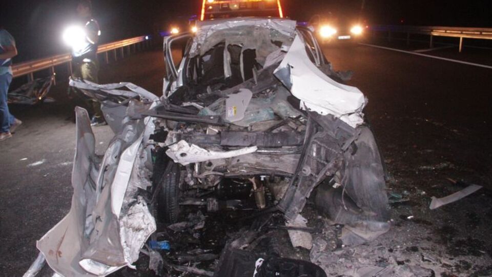 Kamyona arkadan çarpan otomobil hurdaya döndü: 2 ölü