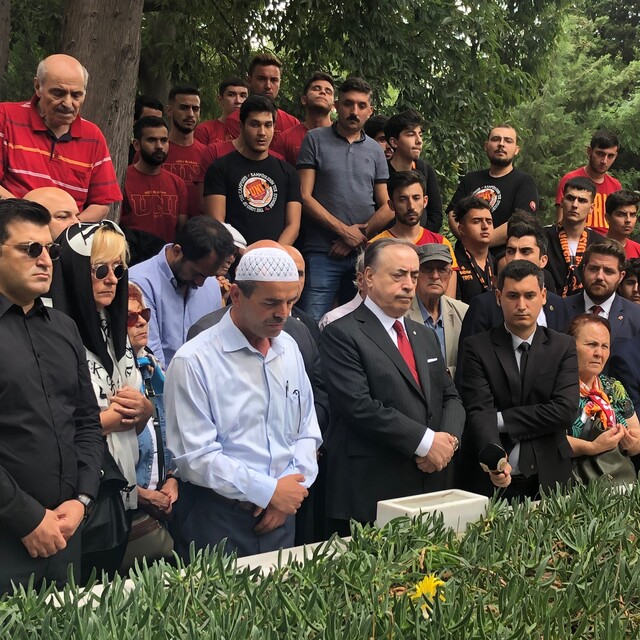 Metin Oktay kabri başında anıldı