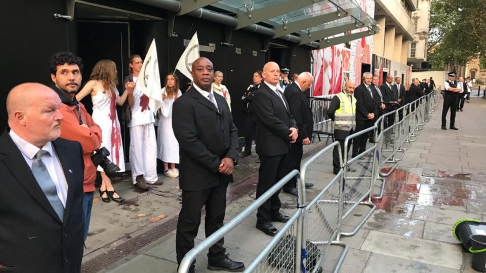 Londra Moda Haftası açılışında "kanlı" protesto