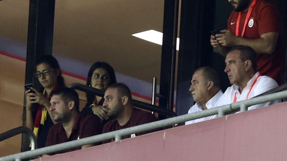 Fatih Terim ve yardımcıları tribünde