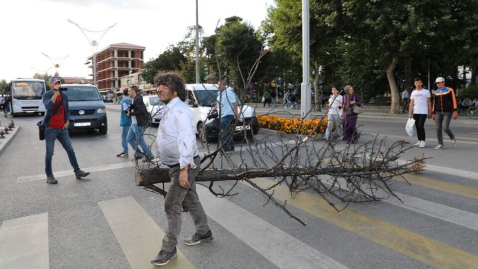 Yanan ağaçları sırtında kent merkezine taşıdı!