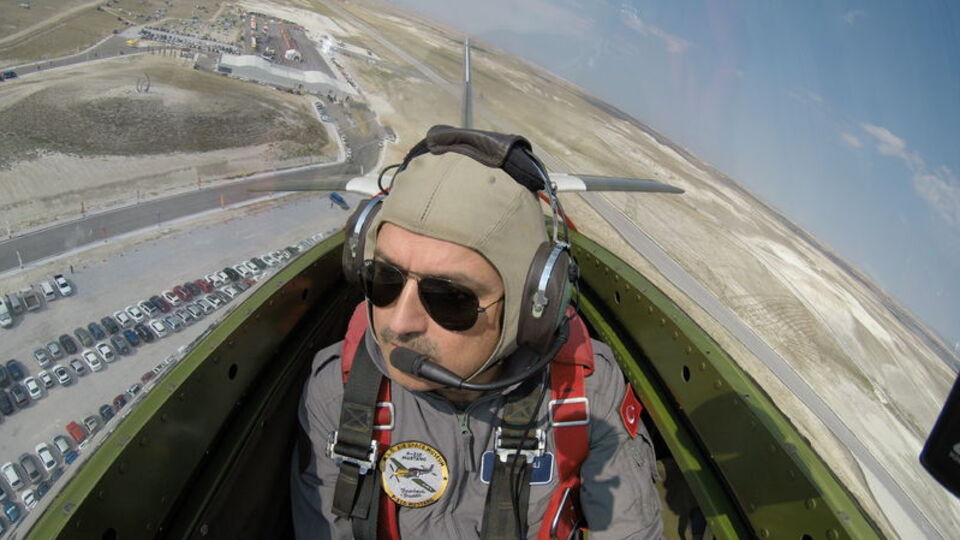 Bakan Pakdemirli gösteri uçağıyla uçuş yaptı