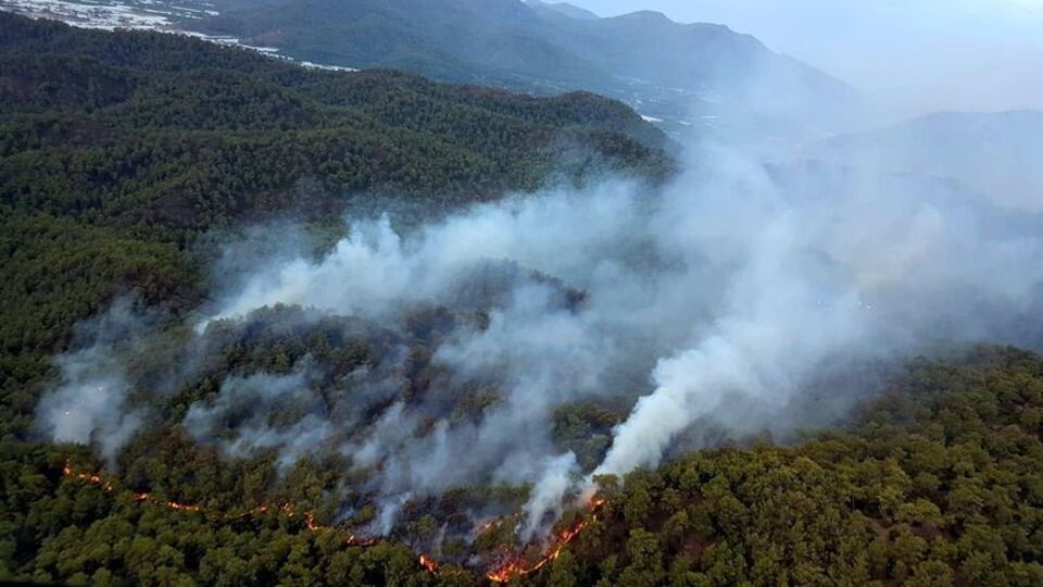 Helikopter desteği geldi, yangın kontrol altında