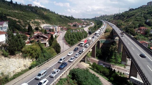 TEM'de zincirleme kaza, kilometrelerce kuyruk oluştu