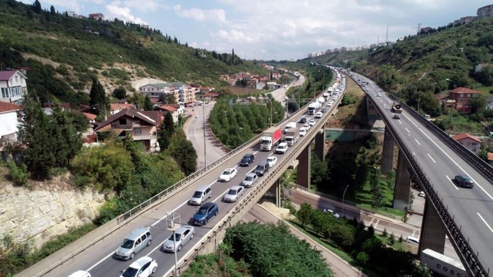 TEM'de zincirleme kaza, kilometrelerce kuyruk oluştu