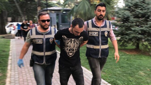 Çekirdek yiyen arkadaşını vurdu; saklandığı evden cephanelik çıktı